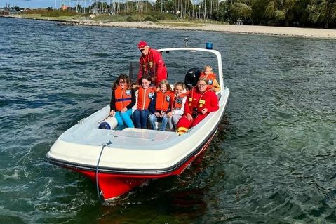 Bei bestem Wetter durften die Kinder die Neustädter Bucht gemeinsam mit Jochen Block vom Boot aus erkunden und hatten allesamt großen Spaß.