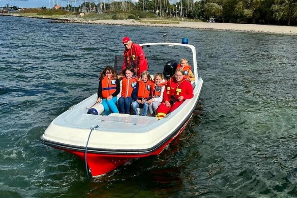 Bei bestem Wetter durften die Kinder die Neustädter Bucht gemeinsam mit Jochen Block vom Boot aus erkunden und hatten allesamt großen Spaß.