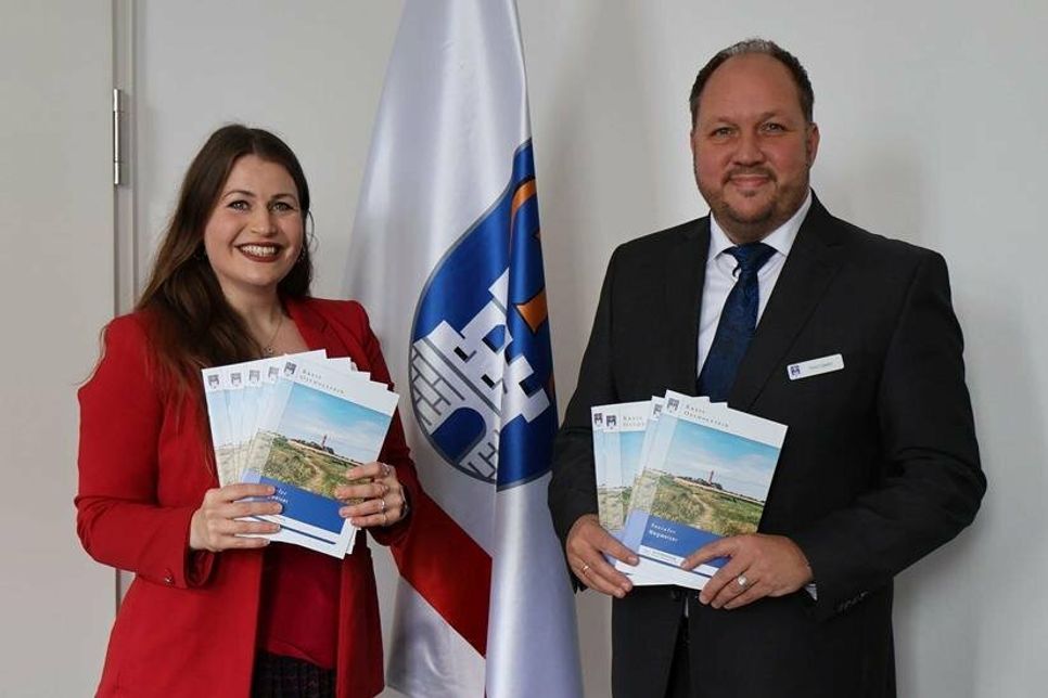 Gleichstellungsbeauftragte Anna-Theresa Boos und Landrat Timo Gaarz stellen den Sozialen Wegweiser vor.