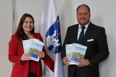 Gleichstellungsbeauftragte Anna-Theresa Boos und Landrat Timo Gaarz stellen den Sozialen Wegweiser vor.