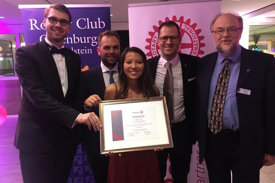 Übergabe der Gründungsurkunde: Rotaractbeauftragter Sebastian Schmidt (RC Neustadt/Ostsee), Präsident Tim Hümme (RC Eutin), Past-Präsident David Depenau (RC Oldenburg/Holstein) und Präsident Horst Simonsen (RC Oldenburg/Holstein); vorne: Gründungspräsidentin Monique Xiao (Rotaract Ostholstein) (v. lks.).