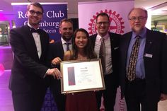 Übergabe der Gründungsurkunde: Rotaractbeauftragter Sebastian Schmidt (RC Neustadt/Ostsee), Präsident Tim Hümme (RC Eutin), Past-Präsident David Depenau (RC Oldenburg/Holstein) und Präsident Horst Simonsen (RC Oldenburg/Holstein); vorne: Gründungspräsidentin Monique Xiao (Rotaract Ostholstein) (v. lks.).
