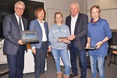 Große Freude bei der offiziellen Übergabe der Tablets und Notebooks bei Bürgermeister Volker Owerien, Heidrun Ulbrich, Levke Becker (16, Schülervertretung), Schulleiter Peter Schultalbers und Schüler Noah (13). (Foto: René Kleinschmidt)