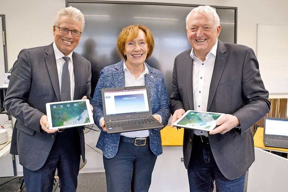 Bürgermeister Volker Owerien und Schulleiter Peter Schultalbers (rechts) bedanken sich bei Heidrun Ulbrich für die Spende. (Foto: René Kleinschmidt)
