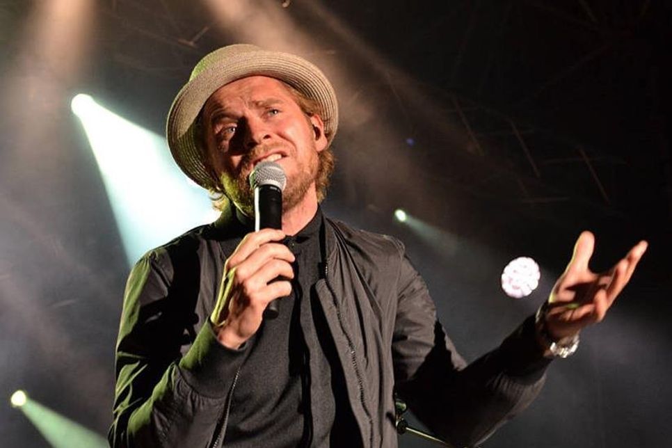 Johannes Oerding, hier bei seinem Auftritt in der Musik-Arena im Jahre 2016, kommt am 11. September 2020 zu &amp;quot;Stars am Strand&amp;quot; nach Timmendorfer Strand. (Foto: René Kleinschmidt)