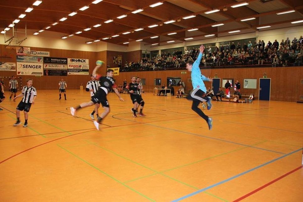 HSG-Spieler Fabian Kaiser beim Torwurf.
