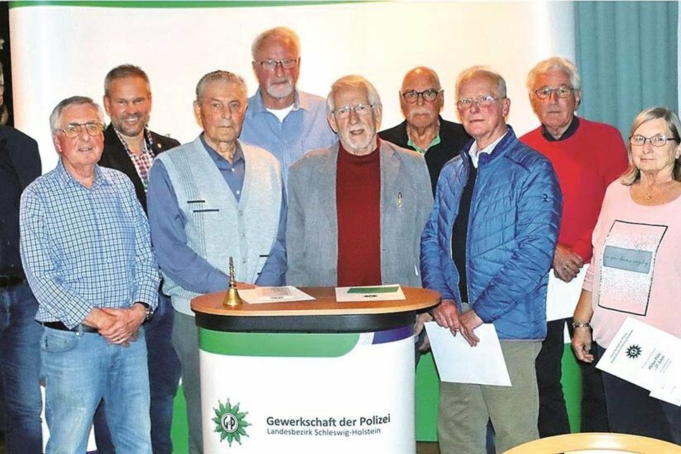 Langjährige GdP-Mitglieder wurden vom Landesvorsitzenden Torsten Jäger, dem Seniorenbeisitzer Gerd Schwiemann und Martin Rollmann (v.l.) ausgezeichnet: Helmut Döring (65), Christian Kugler (55), Wolfram Hartwich (65), Uwe Götsch (50), Dietmar Jokschat (65), Ole Jensen (55), Helga Plötz (25) und Volker Lehmann (55).