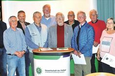 Langjährige GdP-Mitglieder wurden vom Landesvorsitzenden Torsten Jäger, dem Seniorenbeisitzer Gerd Schwiemann und Martin Rollmann (v.l.) ausgezeichnet: Helmut Döring (65), Christian Kugler (55), Wolfram Hartwich (65), Uwe Götsch (50), Dietmar Jokschat (65), Ole Jensen (55), Helga Plötz (25) und Volker Lehmann (55).