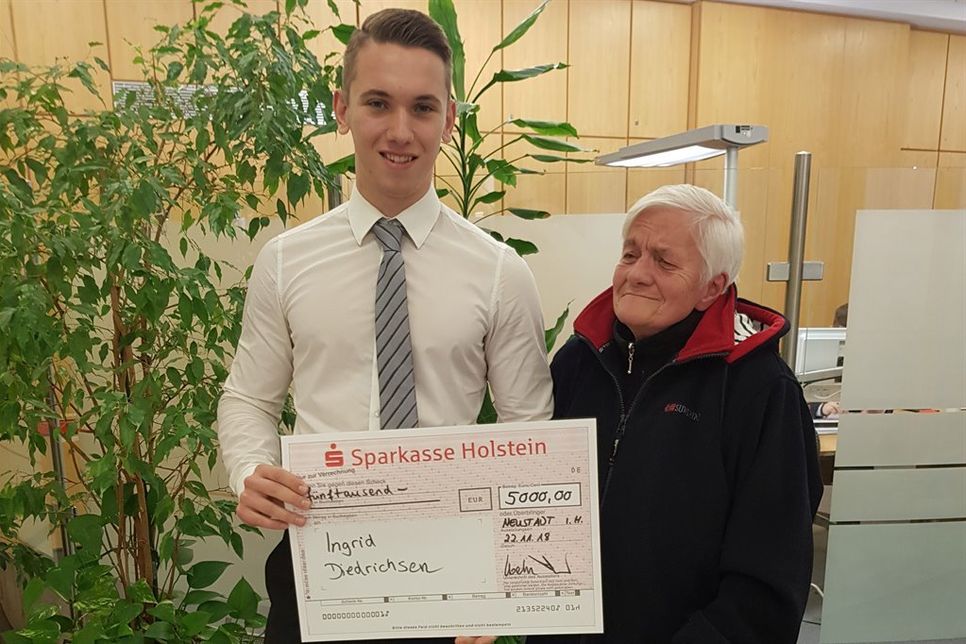Sparkassen-Kundenberater Kai Butzke aus der Filiale in Neustadt freut sich mit der glücklichen Gewinnerin Ingrid Diedrichsen aus Neustadt.