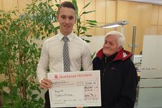 Sparkassen-Kundenberater Kai Butzke aus der Filiale in Neustadt freut sich mit der glücklichen Gewinnerin Ingrid Diedrichsen aus Neustadt.