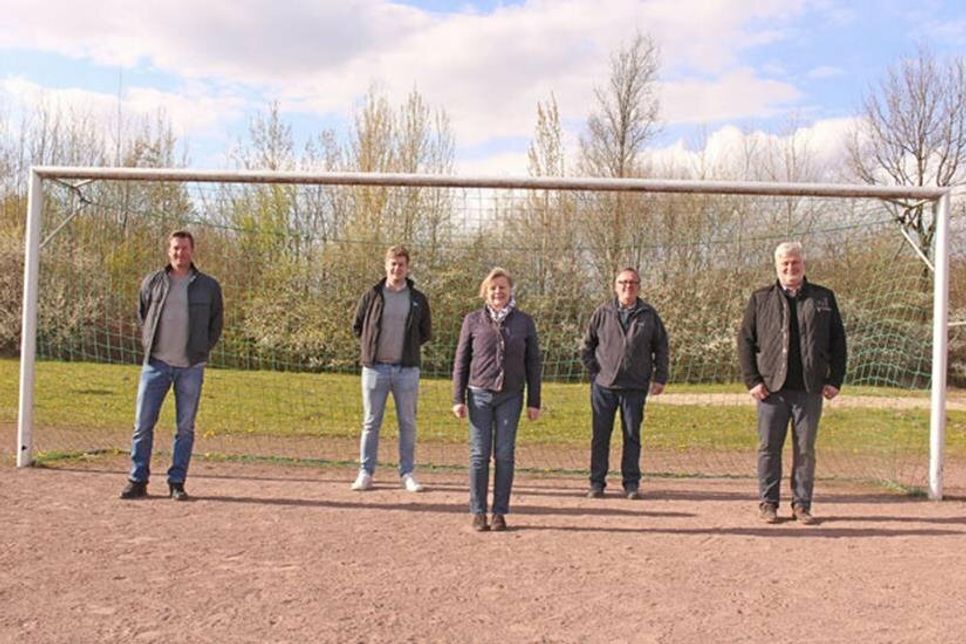 Besonders für die Sparte Fußball wäre der neue Kunstrasenplatz ein riesiger Gewinn: von links: Andre Meier (Trainer der 1. Herren), Patrick Bohnsack (Stellvertretender Spartenleiter und Cotrainer der 1. Herren), Jutta Voigt (1. Vorsitzende des Vereins), Reinhard Sager (Spartenleiter Fußball) und Holger Bohnsack (2. Vorsitzender des Vereins) hoffen auf die Bewilligung des Zuschusses