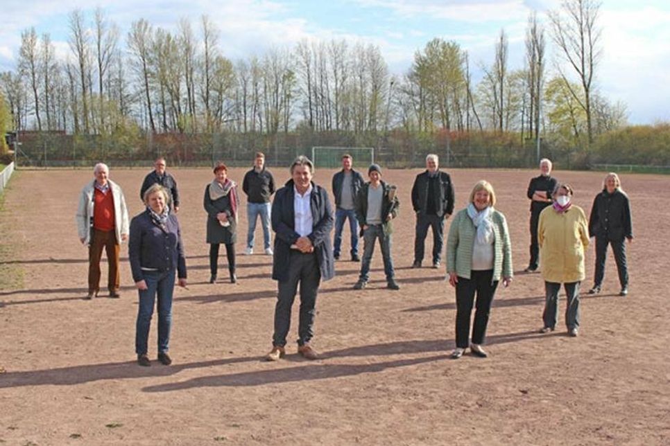 Sie stehen hinter dem Projekt Kunstrasenplatz: Jutta Voigt (1. Vorsitzende des MTV Ahrensbök), Bürgermeister Andreas Zimmermann (parteilos) und SPD-Bundestagsabgeordnete Bettina Hagedorn (vorne von links), sowie Vertreter*innen aus Sport und Politik