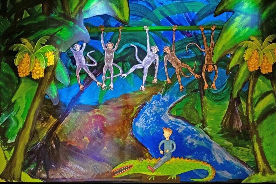 Szenen aus dem Papiertheaterstück „Peter ist allein zu Haus, die Eltern gehen beide aus“, von und mit Marlis und Rainer Sennewald.