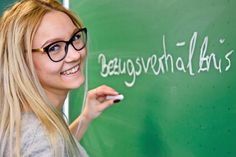 Wer einen höheren Schulabschluss anstrebt, der bessere Chancen im Berufsleben oder den Einstieg ins Studium eröffnet, den berät die kaufmännische Privatschule gerne.