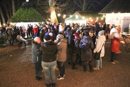 Trotz des nasskalten Wetters kamen viele Gruber zum traditionellen Weihnachtsmarkt.