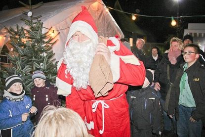 Strahlende Kinderaugen zauberte der Weihnachtsmann in die Gesichter.