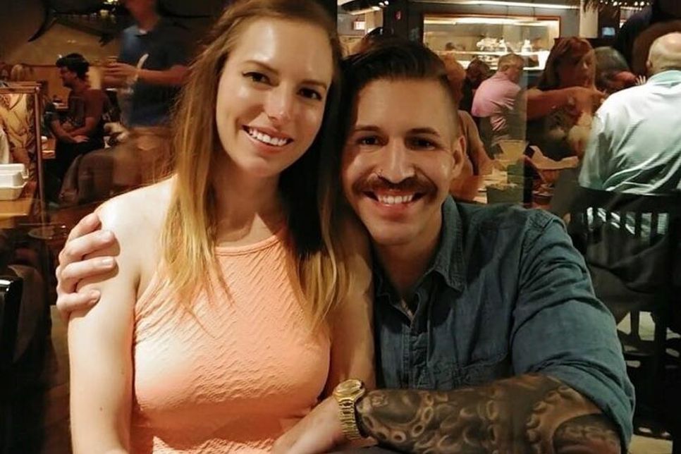 Julia Scheel mit ihrem Verlobten Tyler Reed.