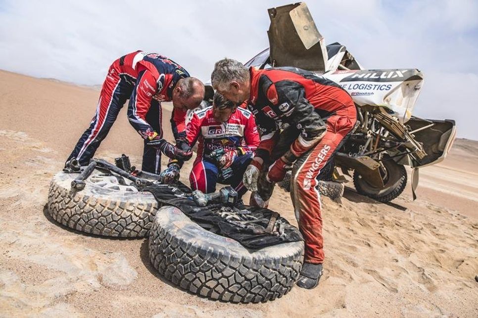 Mechaniker-Fähigkeiten früh gefragt: Die „Dakar“-Sieger von 2009 helfen Bernhard Ten Brinke/Xavier Panseri. Foto: Eric Vargiolu / DPPI / Red Bull Content Pool