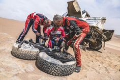Mechaniker-Fähigkeiten früh gefragt: Die „Dakar“-Sieger von 2009 helfen Bernhard Ten Brinke/Xavier Panseri. Foto: Eric Vargiolu / DPPI / Red Bull Content Pool