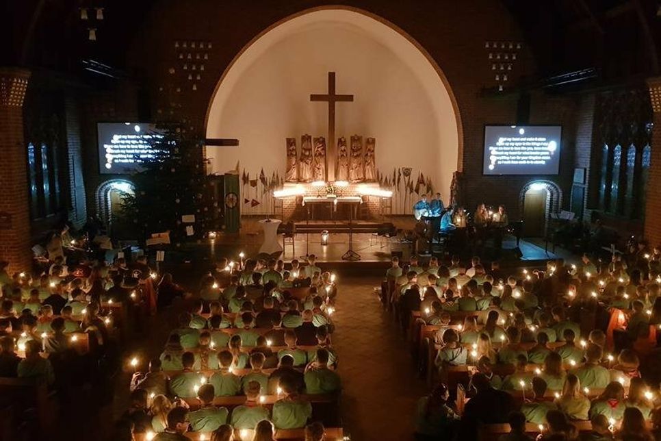 Friedenslicht-Gottesdienst des REGP in Kiel - das Licht wird an die Ring-Pfadfinder in Schleswig-Holstein weiter gegeben.