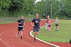 Start zum 3000 Meter Lauf: Marcus Heisinger und Gunter König müssen siebeneinhalb Runden auf dem Jahnplatz laufen. Für das Sportabzeichen gelten bestimmte Zeiten, je nach Altersklasse. Der Spaß am Sport gehört dazu.