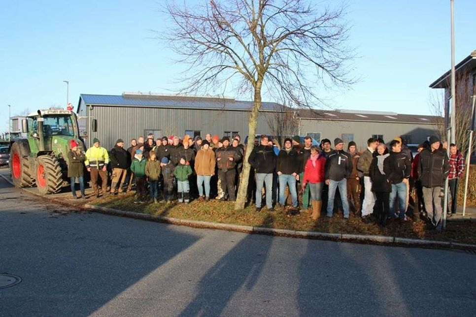 Die Teilnehmenden sammelten sich in Neustadt im Gewerbegebiet und fuhren von dort aus in Richtung Innenstadt.
