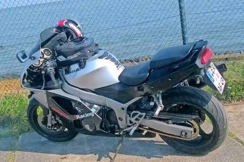 Silberne Kawasaki ZX-6.