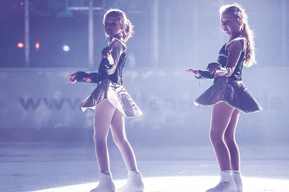 Verschiedene Shows sorgen bei „Circus on ice“ für ein großes Finale rund um die Eisfläche der Dünenmeile in Scharbeutz. (Foto: Veranstalter)
