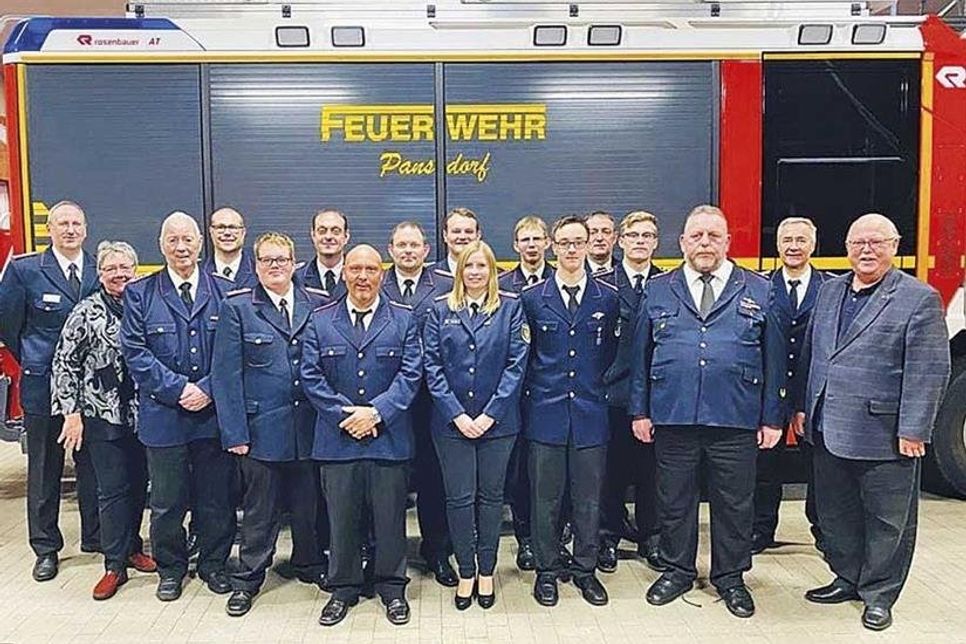 Ratekaus Bürgervorsteherin Gaby Spiller (2.v.l.) und der Stellvertretende Bürgermeister Heinz-Klaus Drews (r.)  zählten zu den Ehrengästen, die an der Jahreshauptversammlung der Pansdorfer Wehr um Wehrführer Marco Krebs (l.) teilnahmen.