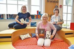Die Leiterin der Gemeindebücherei, Stephanie Scheel (links), Martina Block von der TSNT GmbH und Astrid Kreissl vom Kulturkreis und der VHS Timmendorfer Strand freuen sich auf die Auftaktveranstaltung der Lesereise am 20. August in der Gemeindebücherei.