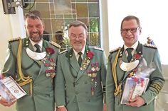 Ehrenoffizier Klaus Schröder überreichte den beiden Vorstehern Heiko Godow und André Meyer veredelte Sonderdrucke der Gildechronik.