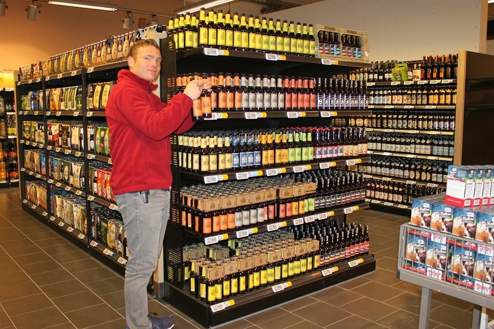 Getränke-Mitarbeiter Daniel Knoop hat das große Angebot von regionalen Bieren und Sorten aus ganz Deutschland im Blick.