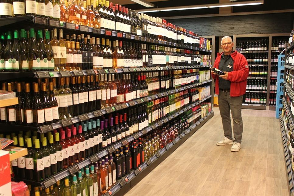 famila-Warenhausleiter Oliver Wagner in der neuen Wein- und Spirituosen-Abteilung, wo es jetzt deutlich mehr hochwertige sowie Bio-, Vegan- und 0%-Weine zu finden gibt.