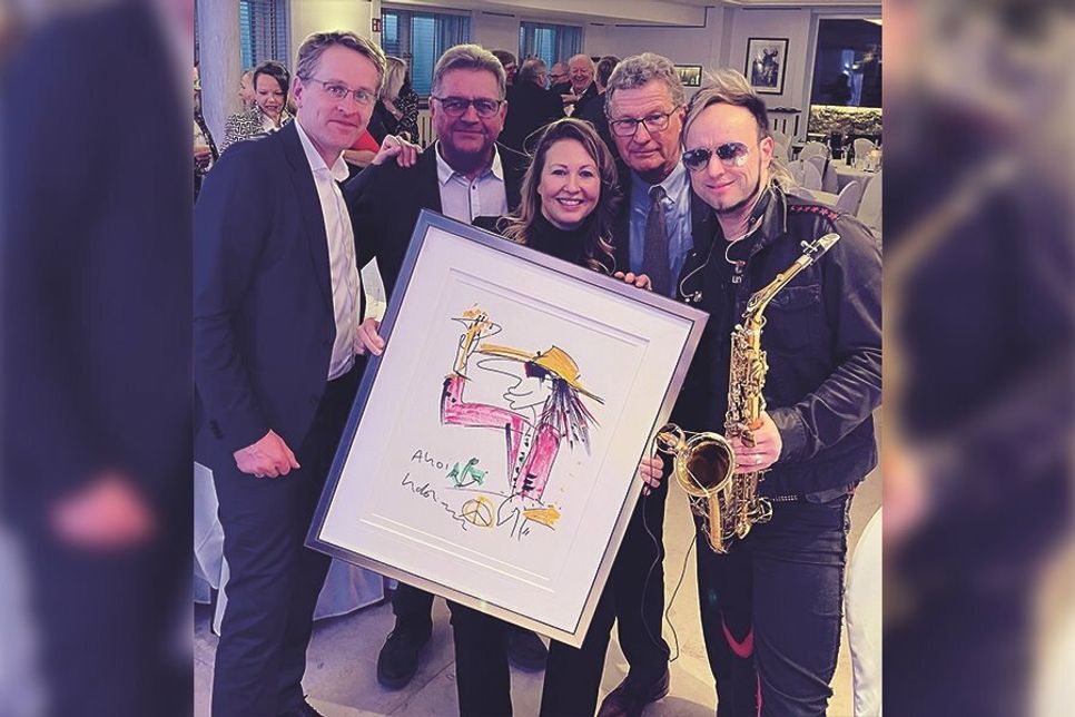 Ministerpräsident Daniel Günther (li.) u.a. mit Galerieleiterin Stephanie Göseke („Walentowski Galerien - Udo Lindenberg &amp;amp; more“), Dr. Bernd Buchholz und Saxophonist Noah Fischer mit dem Bild von Udo Lindenberg, das für den guten Zweck versteigert wurde.