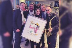 Ministerpräsident Daniel Günther (li.) u.a. mit Galerieleiterin Stephanie Göseke („Walentowski Galerien - Udo Lindenberg &amp;amp; more“), Dr. Bernd Buchholz und Saxophonist Noah Fischer mit dem Bild von Udo Lindenberg, das für den guten Zweck versteigert wurde.