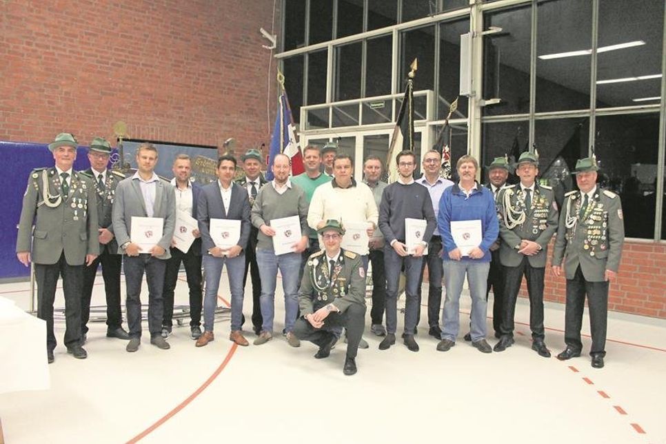 10 neue Rekruten wurden von den Gildebrüdern aufgenommen. Sie werden beim Gildefest unter der Vogelstange vereidigt.