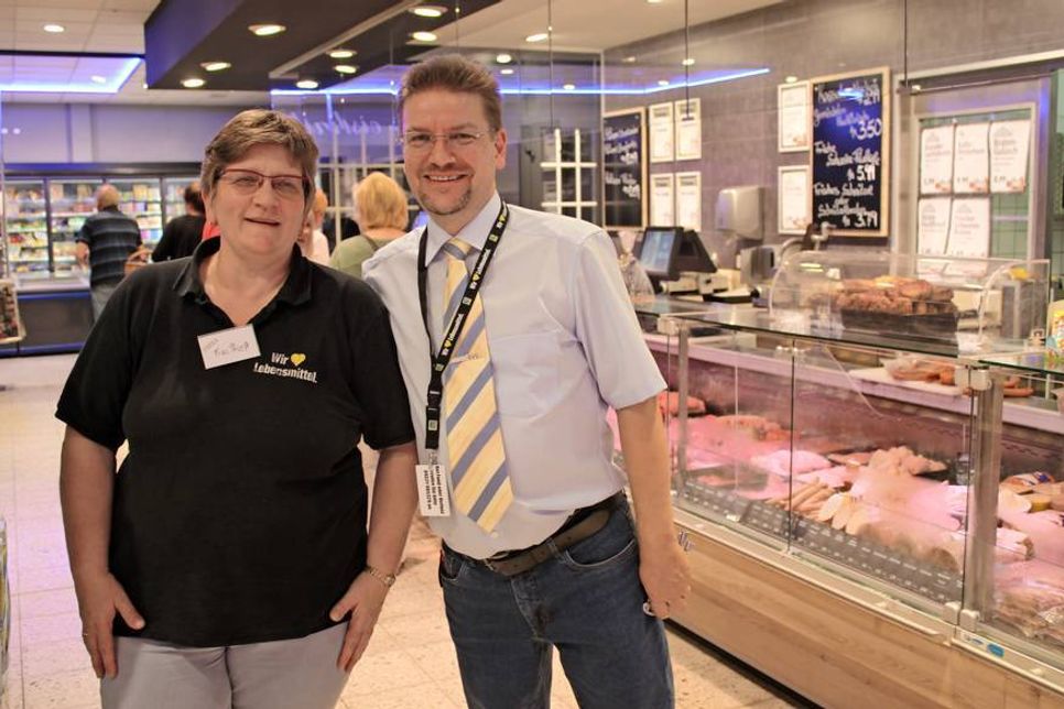 Inhaber Joachim Prieß mit Ehefrau Andrea vor der modernisierten Fleischereiabteilung.