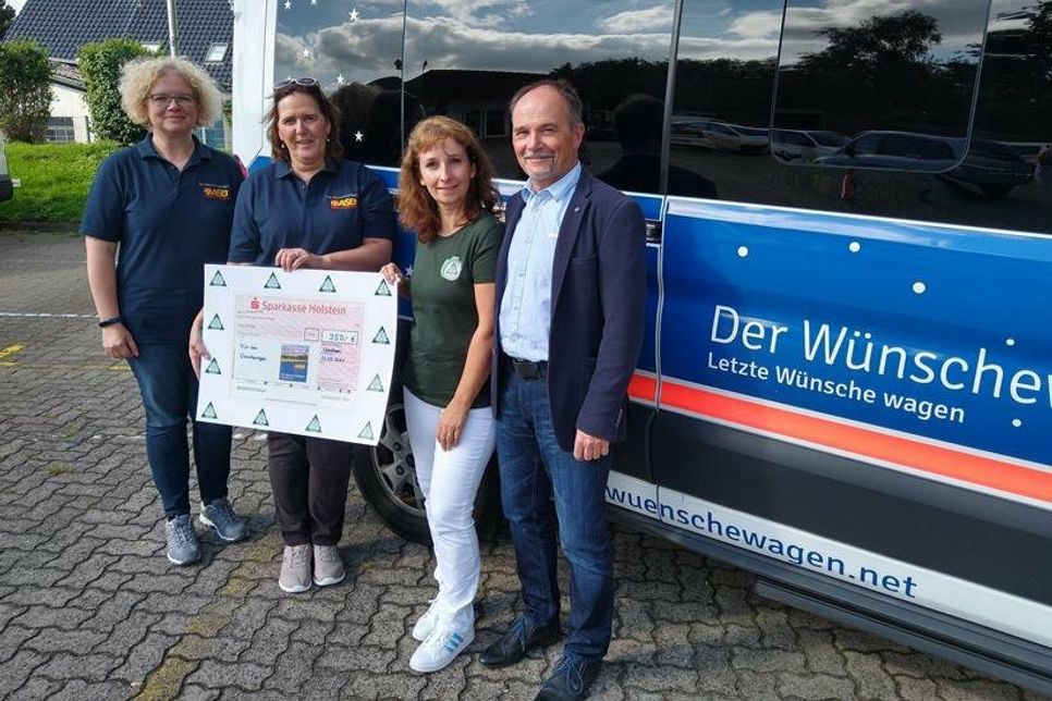 Birgit Priedemann und Susanne Bornholdt nahmen dankend die Spende von Manuela und Christian Pittelkow (v. lks.) an.