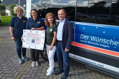 Birgit Priedemann und Susanne Bornholdt nahmen dankend die Spende von Manuela und Christian Pittelkow (v. lks.) an.