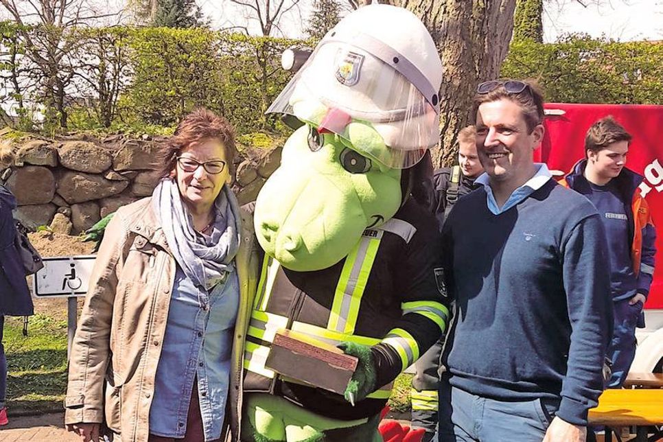 Im vergangenen Jahr zählte „Flori Feuer“ neben Ratekaus Bürgermeister zu den „Stargästen“ der Maifeier und war beliebtes Fotomotiv. Auch diesmal ist das „Feuerwehrmaskottchen“ wieder mit dabei.