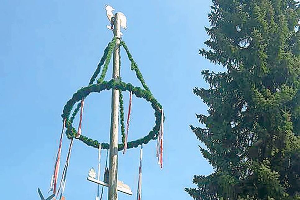 Der Maibaum mit den Symbolen der Gewerke aus Ratekau heißt den Wonnemonat willkommen. Fotos: VA/hfr