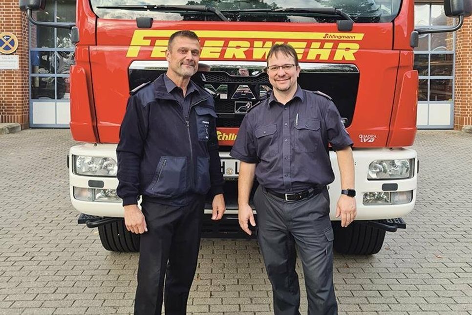 Jörg Franck (l.), stellvertretender Wehrführer der Freiwilligen Feuerwehr, gratuliert seinem „Chef“ Björn Schlieter zur Wiederwahl.