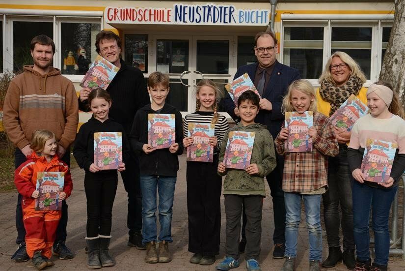 Grundschüler erhalten Malbuch zum Thema Rathaus Neustadt in Holstein