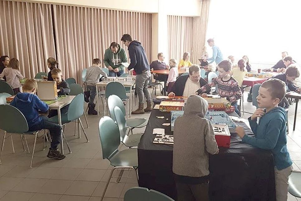 Ab sofort findet jeden 1. Sonntag im Monat ein Spielenachmittag im Strohdachhaus in Timmendorfer Strand statt. In Zusammenarbeit mit dem Jugendtreff gab es bereits ein ähnliches Angebot im Haus des Kurgastes in Niendorf (siehe Foto). (Foto: Veranstalter)