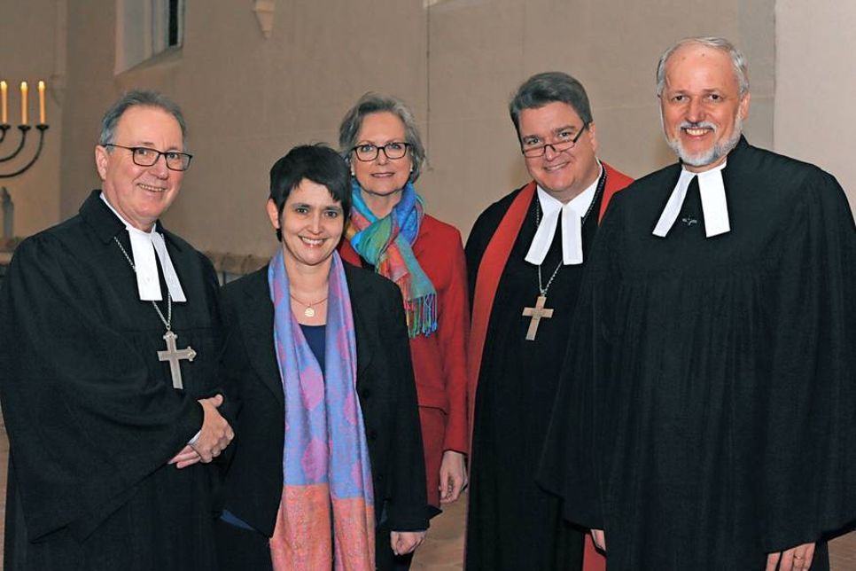 Propst Peter Barz, Pastorin Dr. Claudia Süssenbach, Gabriela Graf, Propst Dirk Süssenbach und Pastor Michael (v. lks.). (Foto: Kirchenkreis Ostholstein / Marco Heinen)
