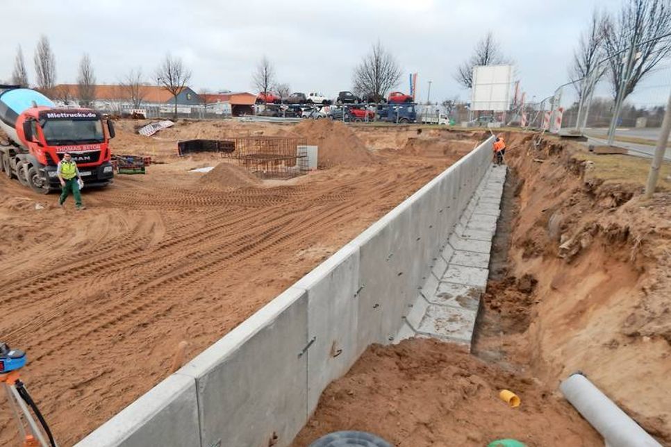 Die seitlichen Stützwände am Wall zur Bundesstraße hin werden gestellt