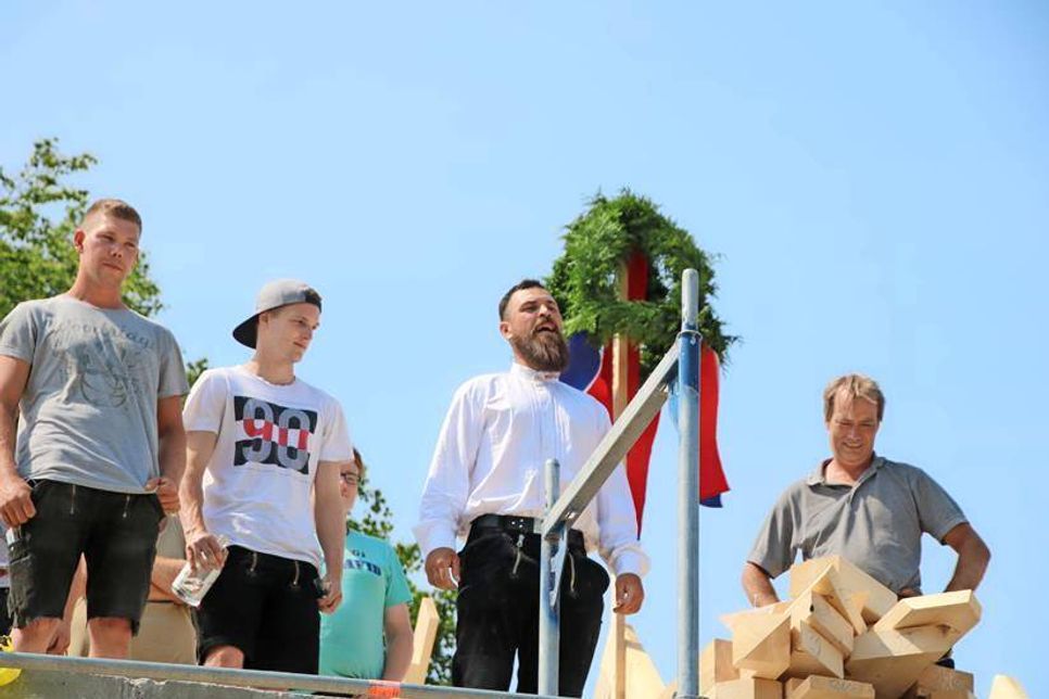 Die fleißigen Handwerker beim Richtspruch.