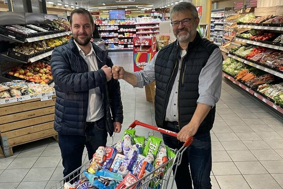 Adventskalender Orga-Teammitglied Jürgen Mohr (re.) freut sich über die Süßigkeiten-Spende von Denis Schlüter.