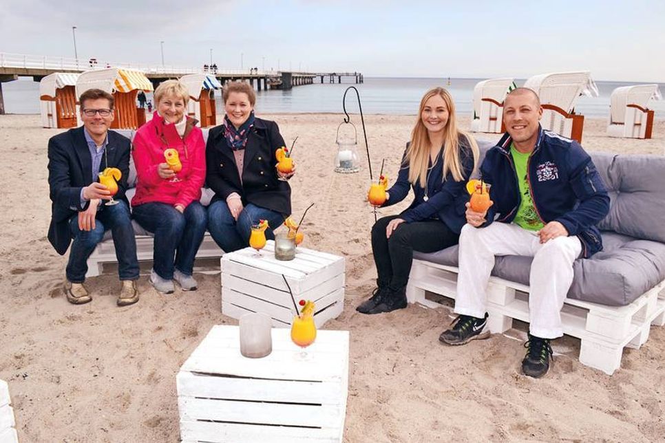 Freuen sich auf die Eröffnungsparty am kommenden Samstag neben der Maritim Seebrücke: Tourismuschef Joachim Nitz (von links), Veranstaltungsassistentin Martina Block, Eventmanagerin Janina Schütze, Julia Hamester („Milchhäuschen“) und Andreas Günther („Cocktail Revolution“). (Foto: Kleinschmidt)