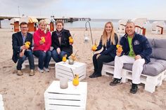 Freuen sich auf die Eröffnungsparty am kommenden Samstag neben der Maritim Seebrücke: Tourismuschef Joachim Nitz (von links), Veranstaltungsassistentin Martina Block, Eventmanagerin Janina Schütze, Julia Hamester („Milchhäuschen“) und Andreas Günther („Cocktail Revolution“). (Foto: Kleinschmidt)